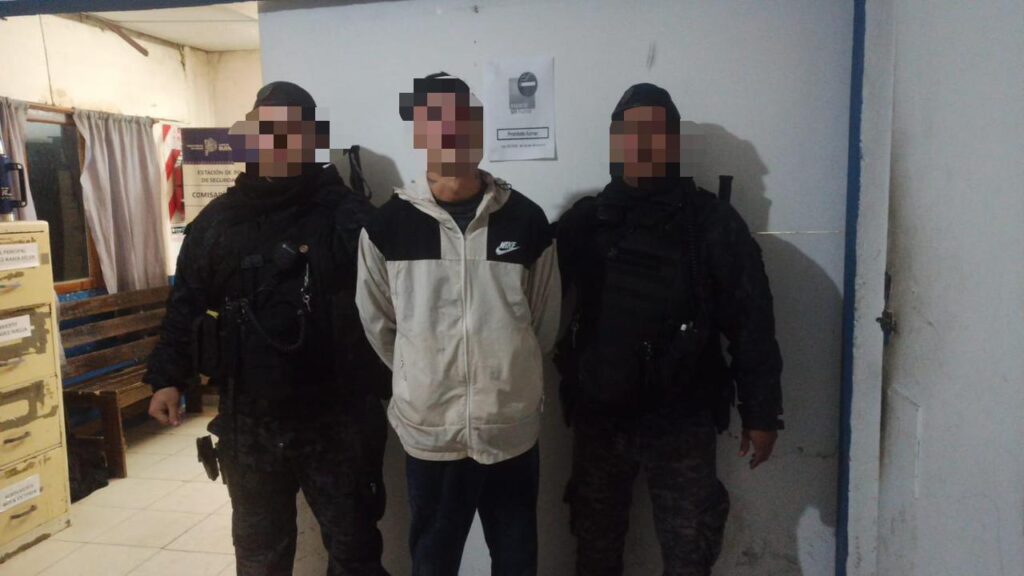 Tenía pedido de captura por un homicidio, andaba en una moto robada e intentó escapar de la policía