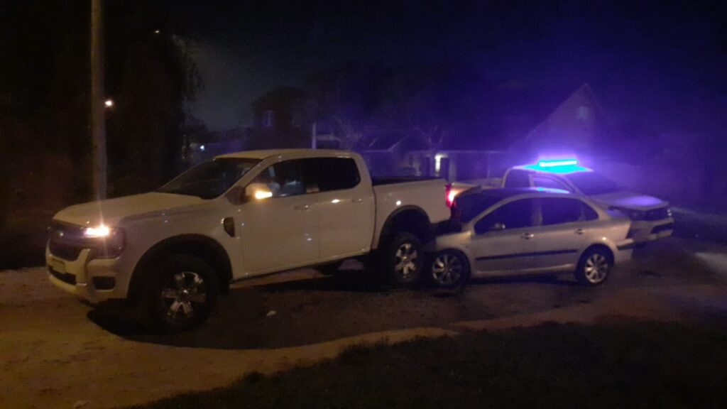 Lo chocaron, lo atacaron con un arma y fueron a su casa a desvalijarla