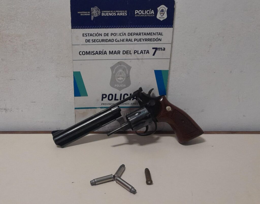 Caminaba por la calle mostrando un arma y terminó en Batán