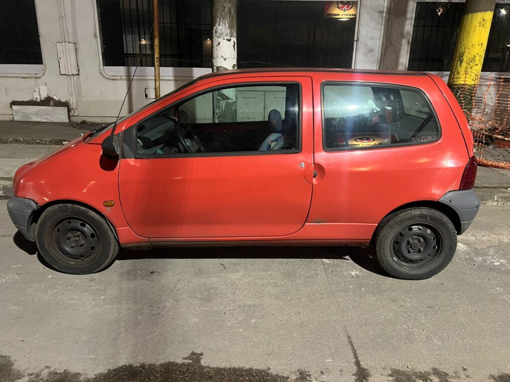 Con las manos en el Twingo: dos aprehendidos tras intentar levantar un vehículo de la vía pública