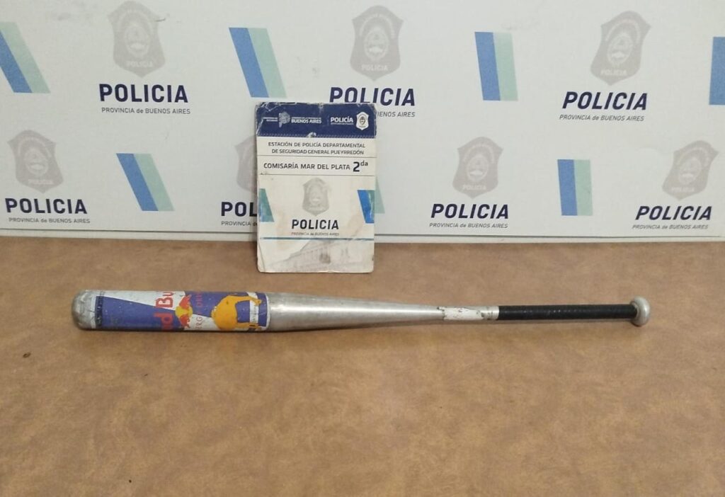 Pareja salió de un hotel de alojamiento y generó destrozos con un bate de béisbol