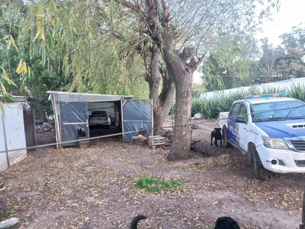 Chocó a dos jóvenes en moto y escapó: encontraron el auto escondido en un invernadero