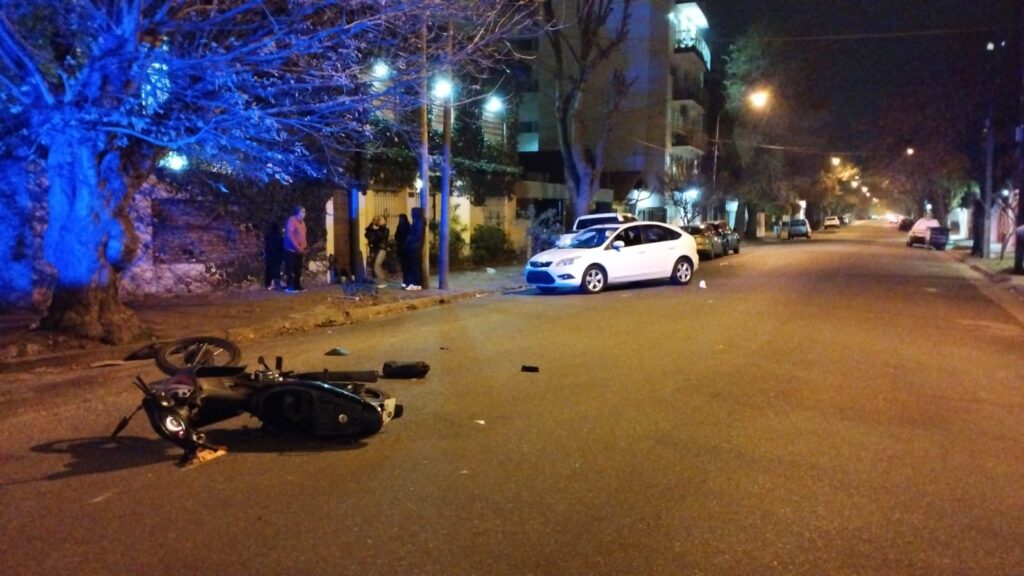 Dos menores de 16 años robaron una motocicleta y se estrellaron contra un auto