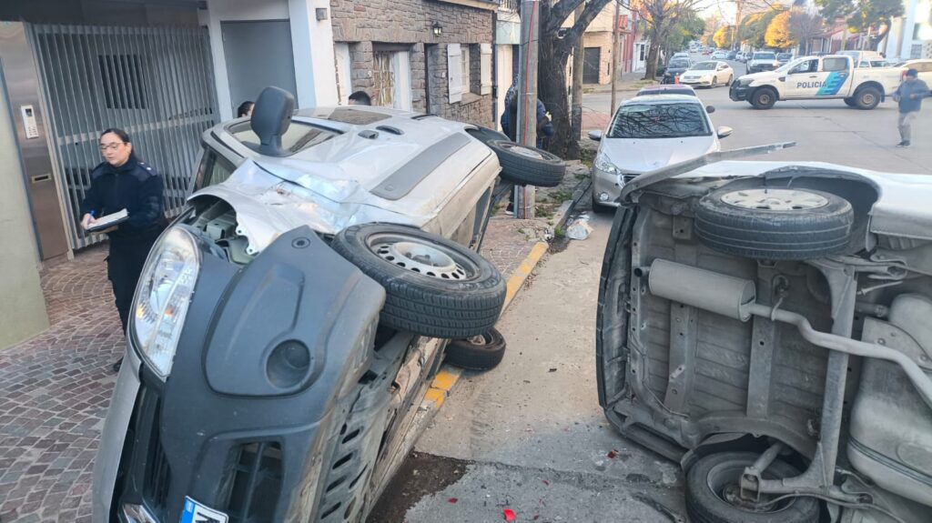 De película: delincuente con frondosos antecedentes robó una camioneta, generó dos vuelcos y lo aprehendieron los vecinos