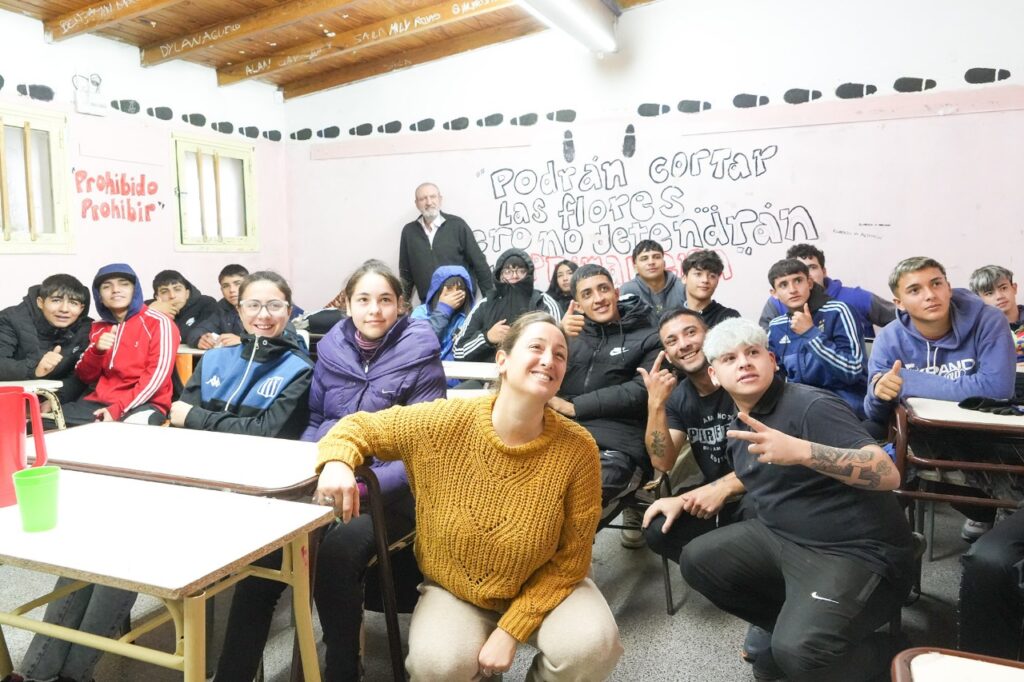 Generan espacios creativos y culturales a través del rap en escuelas