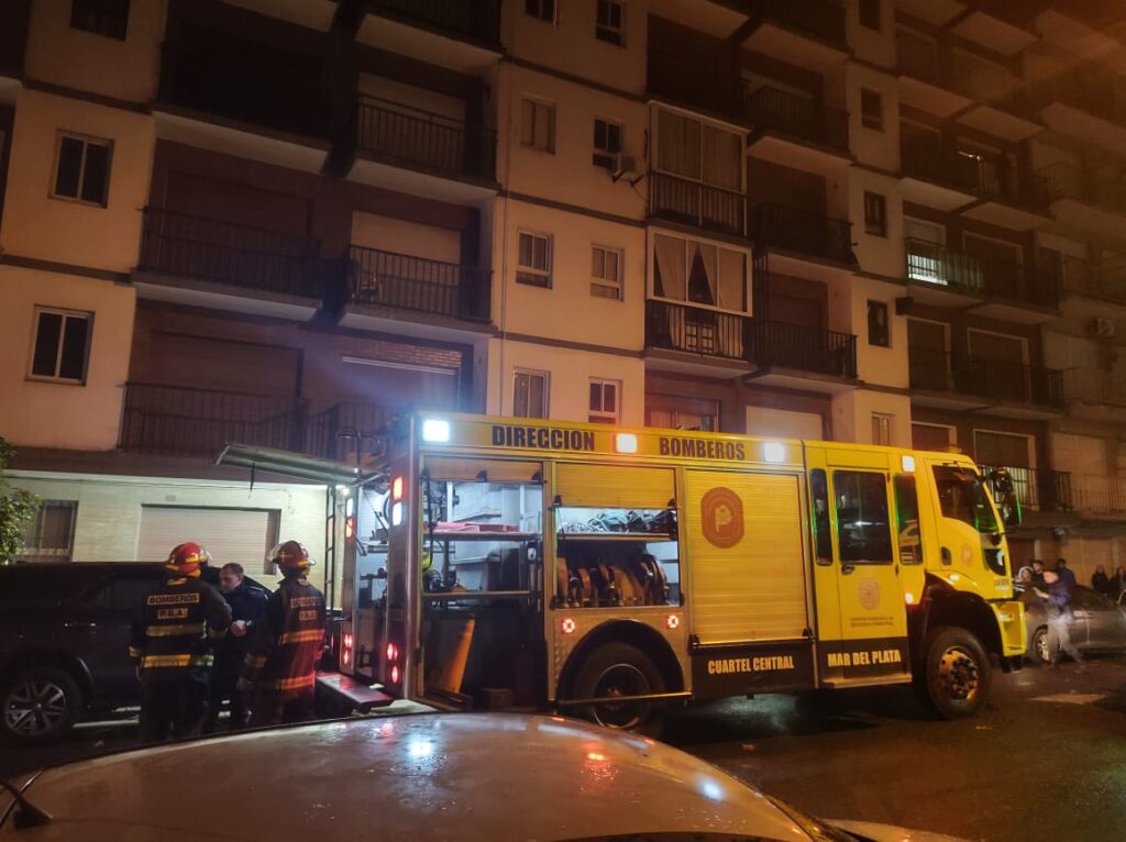 Otro incendio en un departamento: edificio evacuado y un herido trasladado al HIGA