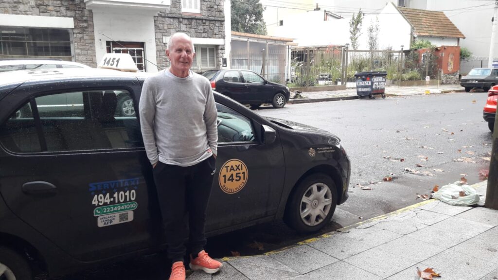 Turista olvidó una mochila con 600 mil pesos tras un viaje y un taxista marplatense se convirtió en héroe