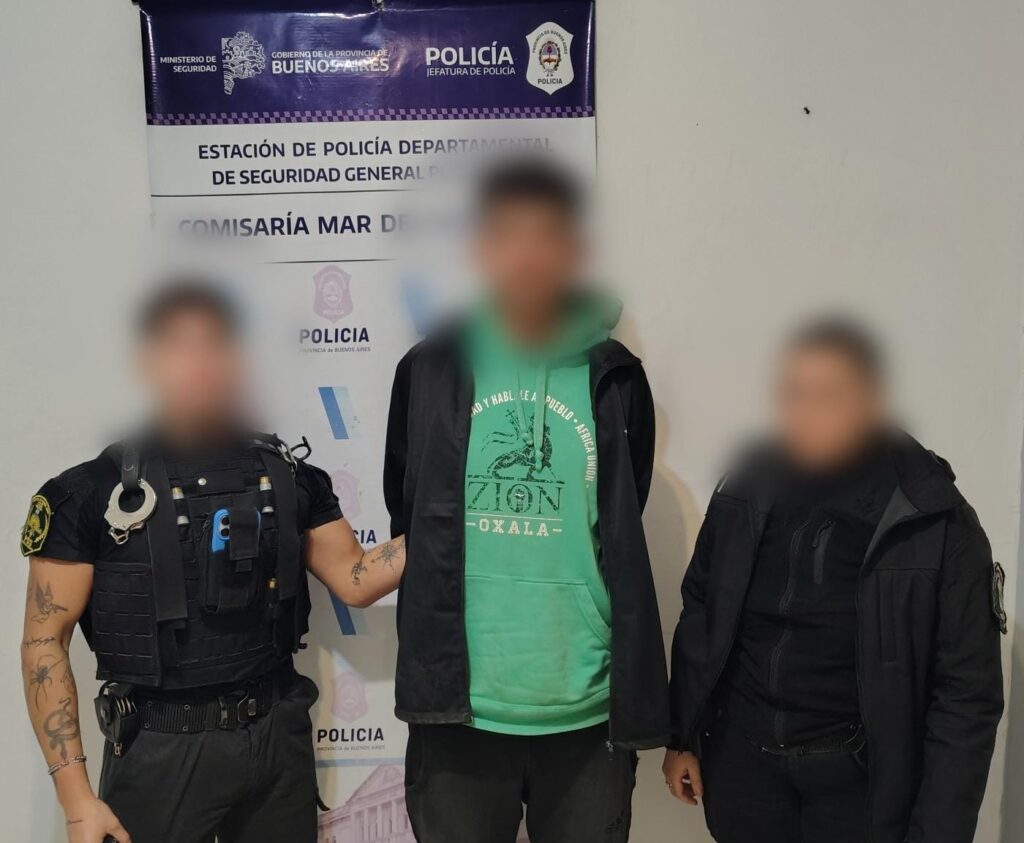 Se puso violento con su novia, la atacó y rompió la puerta del baño de una estación de servicio
