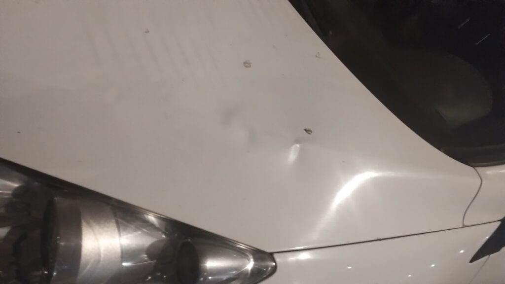 Caminaba dañando autos por la calle y terminó aprehendido