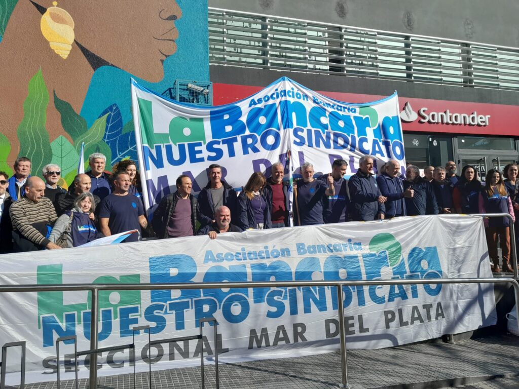 La Bancaria denunció despidos encubiertos y protestó frente al Santander en Mar del Plata