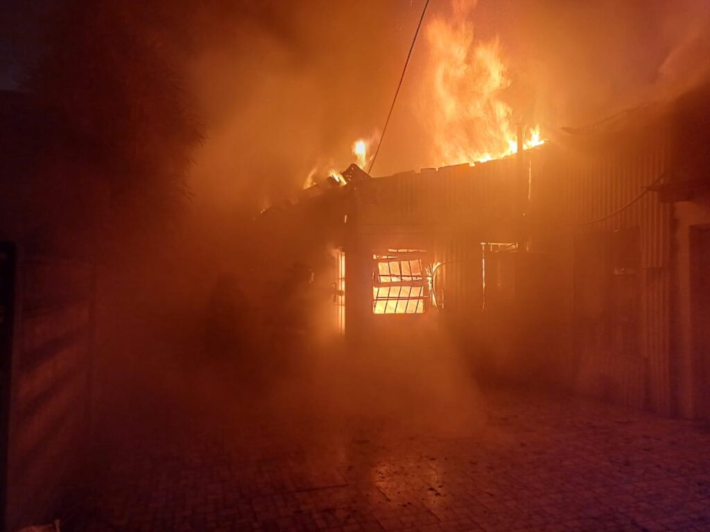 Milagro en Italia y Rawson: tres dotaciones de bomberos sofocaron un incendio en una vivienda