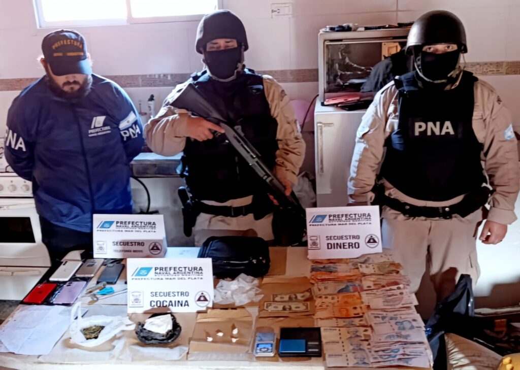 Prefectura realizó cuatro allanamientos simultáneos: hubo cuatro detenidos y secuestro de drogas, armas y vehículos