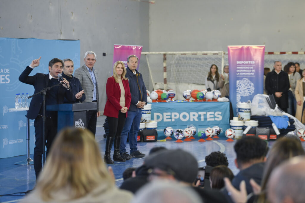 Kicillof, entre la gestión y la campaña: cruzó fuertemente a Milei