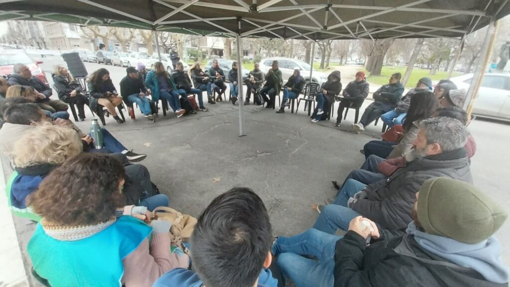 ADUM resolvió seguir con medidas de fuerza, movilizaciones en Mar del Plata y rechazó el «aumento unilateral de sueldos»