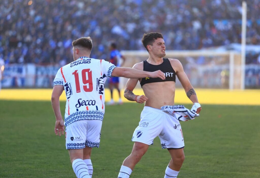 Alvarado perdió la posibilidad de sumar de a tres en el final del partido