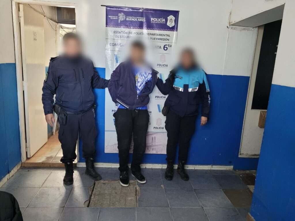 Saltó un paredón, ingresó a una casa por una ventana y atacó a madre e hija para robarles