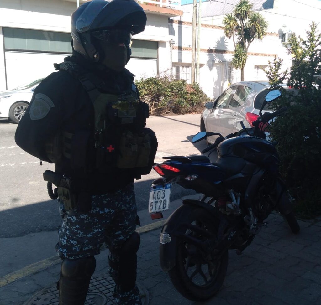 Menor de edad robó una moto, se cayó tras intentar escapar de la policía y terminó aprehendido