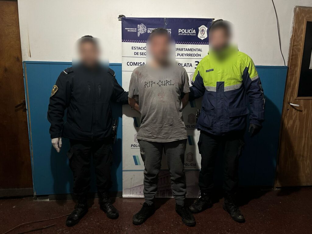 Caminaba por la calle rompiendo todo a su paso: atacó un comercio, un auto y terminó aprehendido