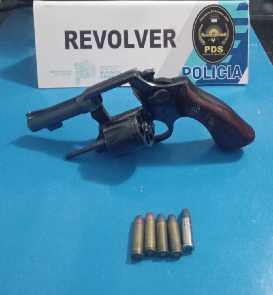 Tiró el arma en la casa de un vecino cuando la policía intentó identificarlo