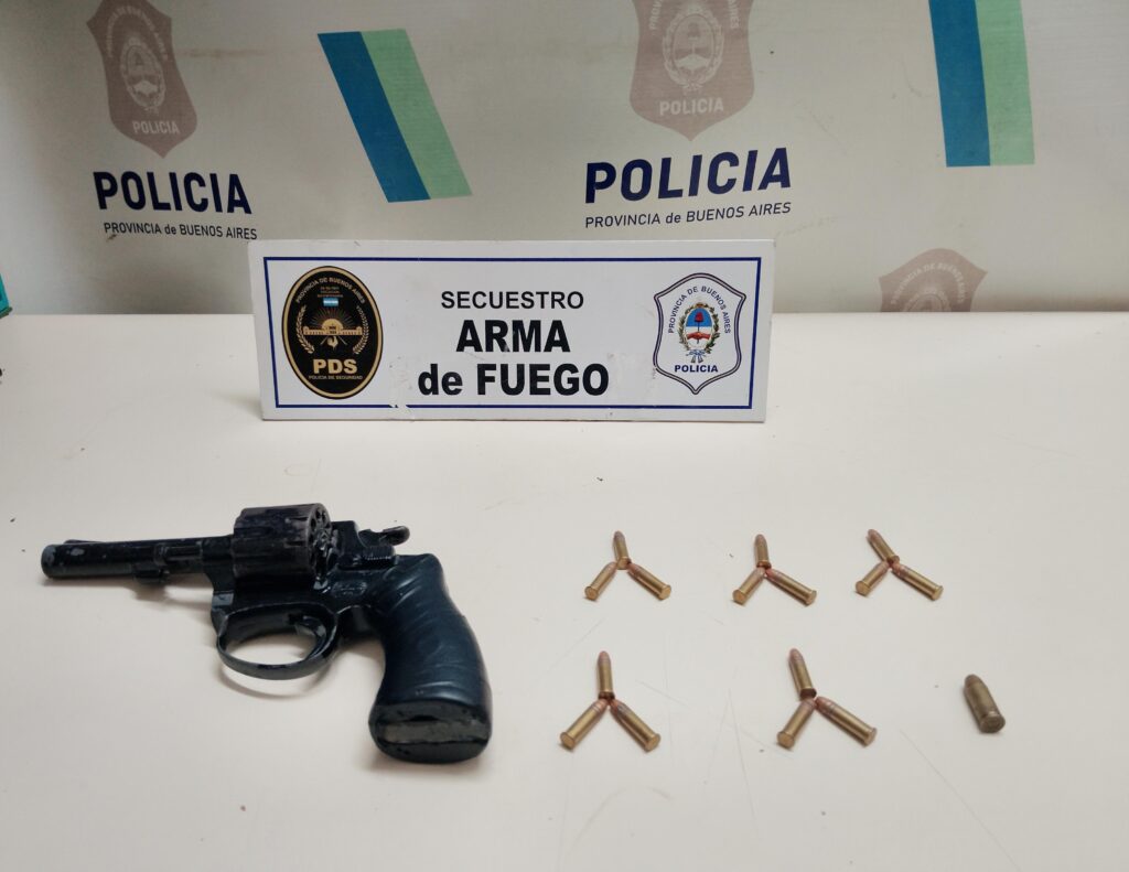 Se cruzó con un móvil policial y lo apuntó con una 22: terminó en Batán