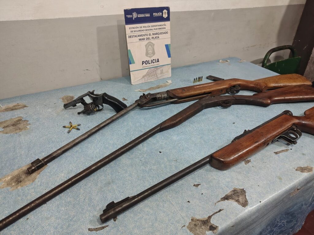 Amenazó a un controlador de energía y efectuó varios disparos: tenía un arsenal