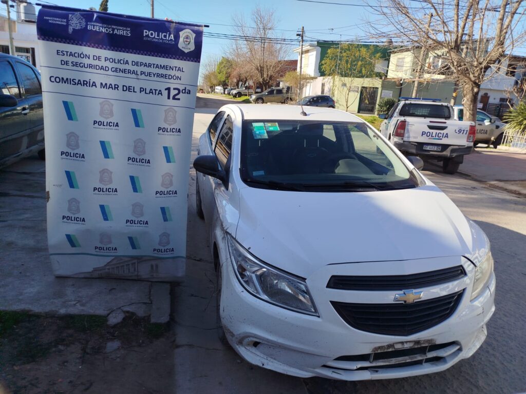 Cinco delincuentes circulaban en un auto robado: dos menores aprehendidos