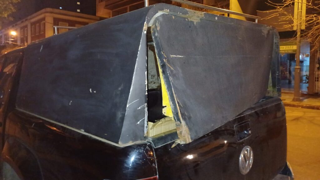 Rompió la cúpula de una camioneta y se robó ocho paquetes de niveladores de revestimiento: aprehendido