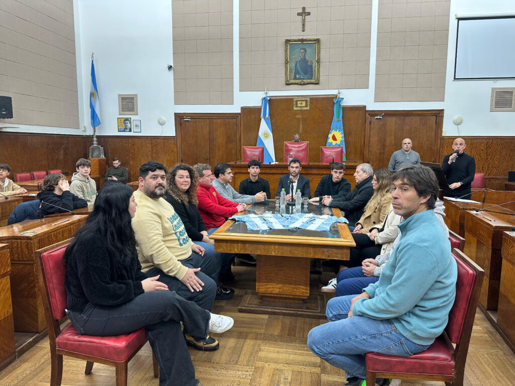 Reconocimiento a dos deportistas marplatenses que participaron de un programa de detección de talentos