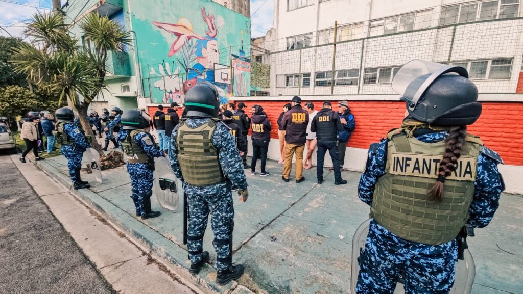 Desalojan a 21 personas en un allanamiento de una vivienda usurpada: había casi 40 gatos