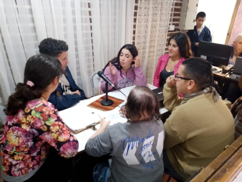 Alumnos de una escuela especial tienen una radio y sueñan con transmitir en vivo