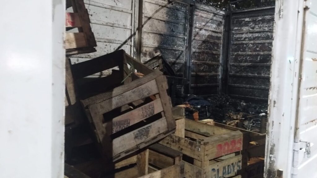 Generó un incendio sobre un camión y se tomó el colectivo para seguir viaje: aprehendido