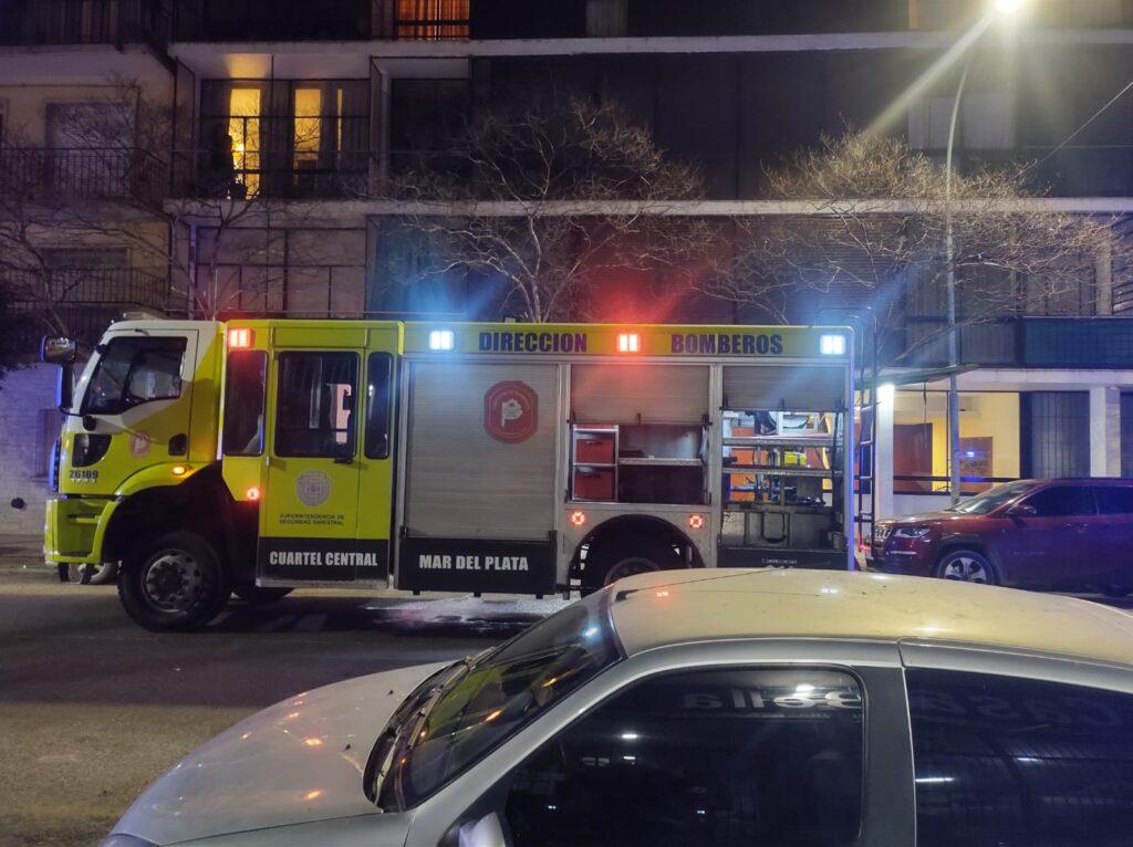 Momentos de máxima tensión en el macrocentro tras un incendio: vecinos intentaron apagarlo