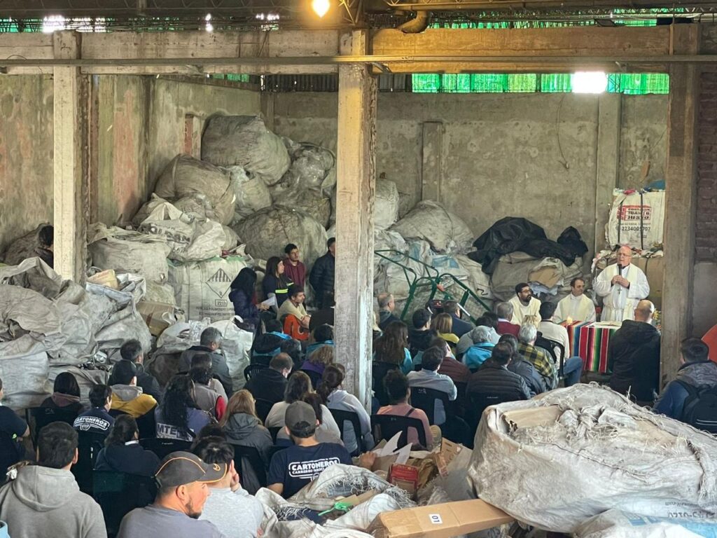 En una misa con recicladores, el obispo Giobando pidió “reciclar el lenguaje que nos divide”