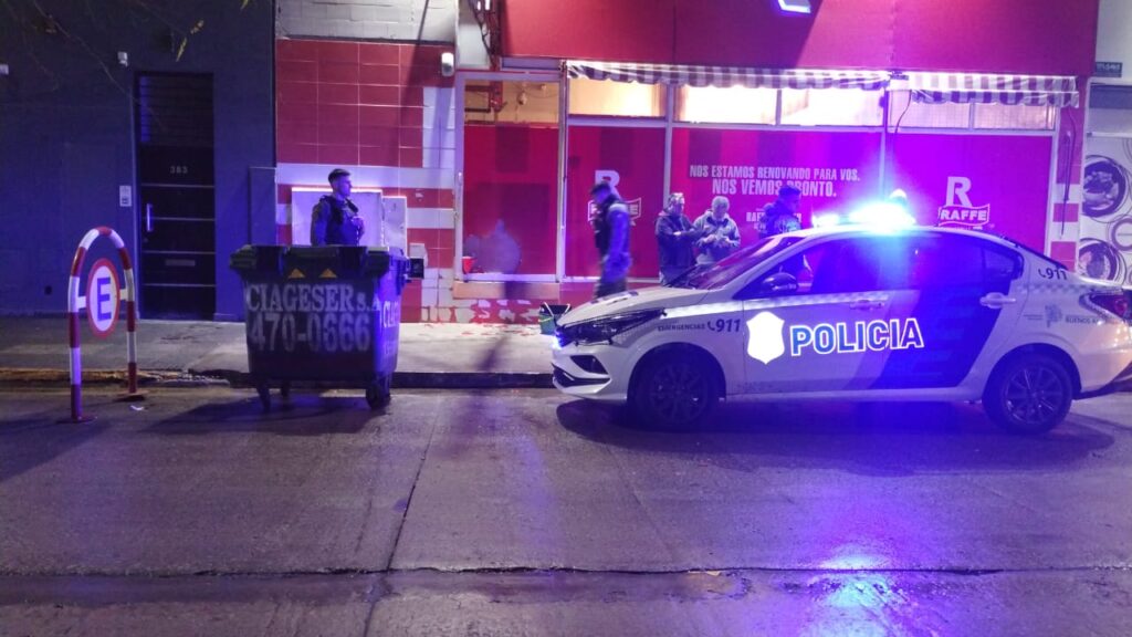 Con las manos en la carne y el salame: rompió una vidriera y terminó en Batán