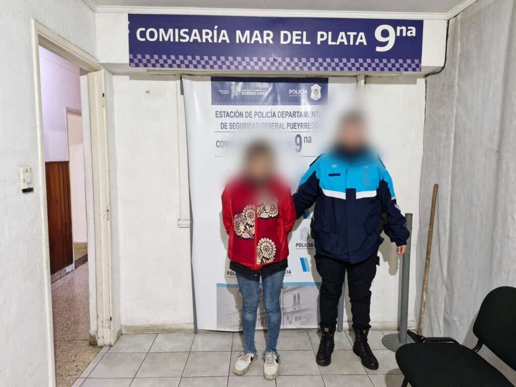 Una joven intentó robar un local de accesorios femeninos pero una clienta lo evitó
