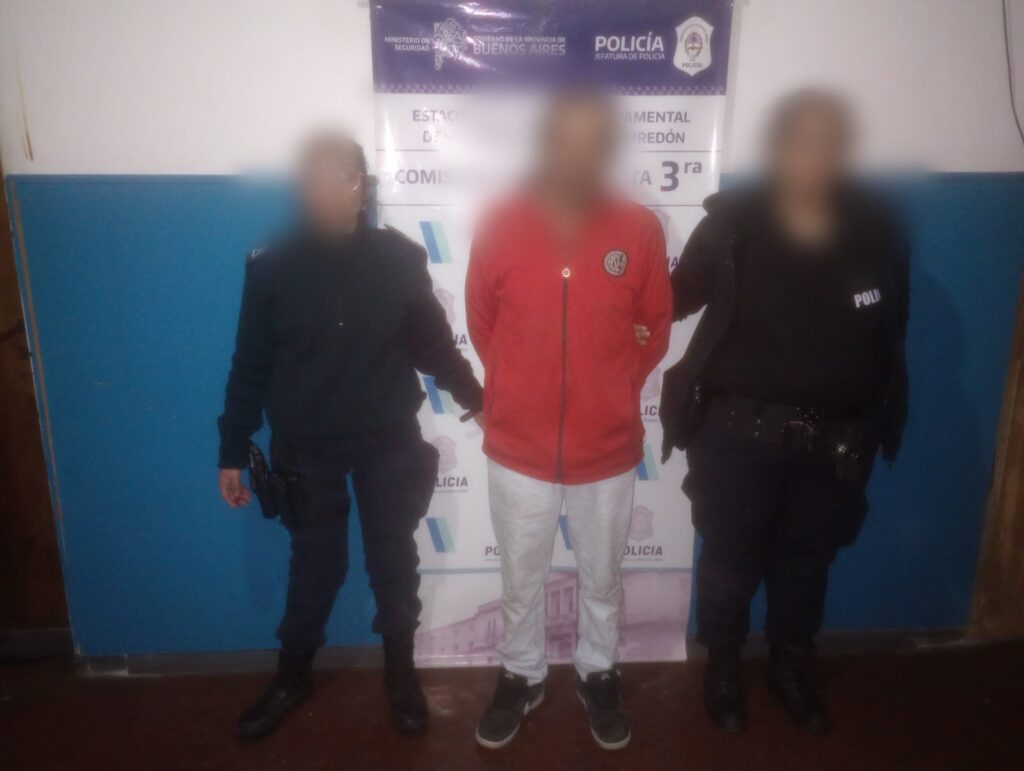 Conducía borracho y sin papeles: chocó a varios autos y le pegó a dos mujeres policías