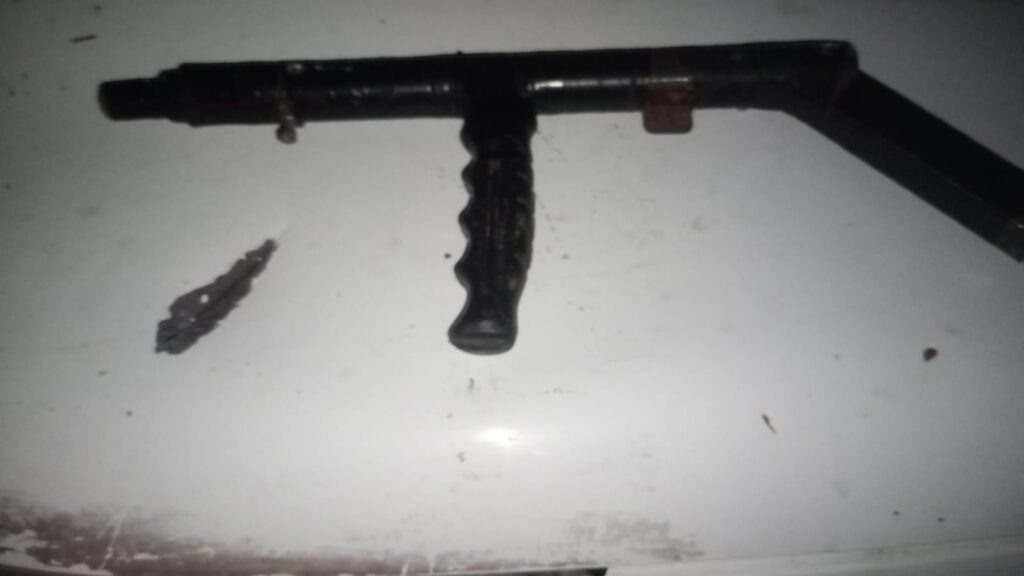 Agredió a su mujer y sus hijos, llegó la policía y encontró que tenía un arma tumbera de guerra