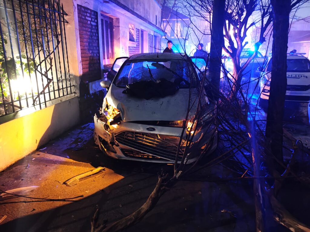 Escapaban de la policía con un auto robado y terminaron abrazados a una columna