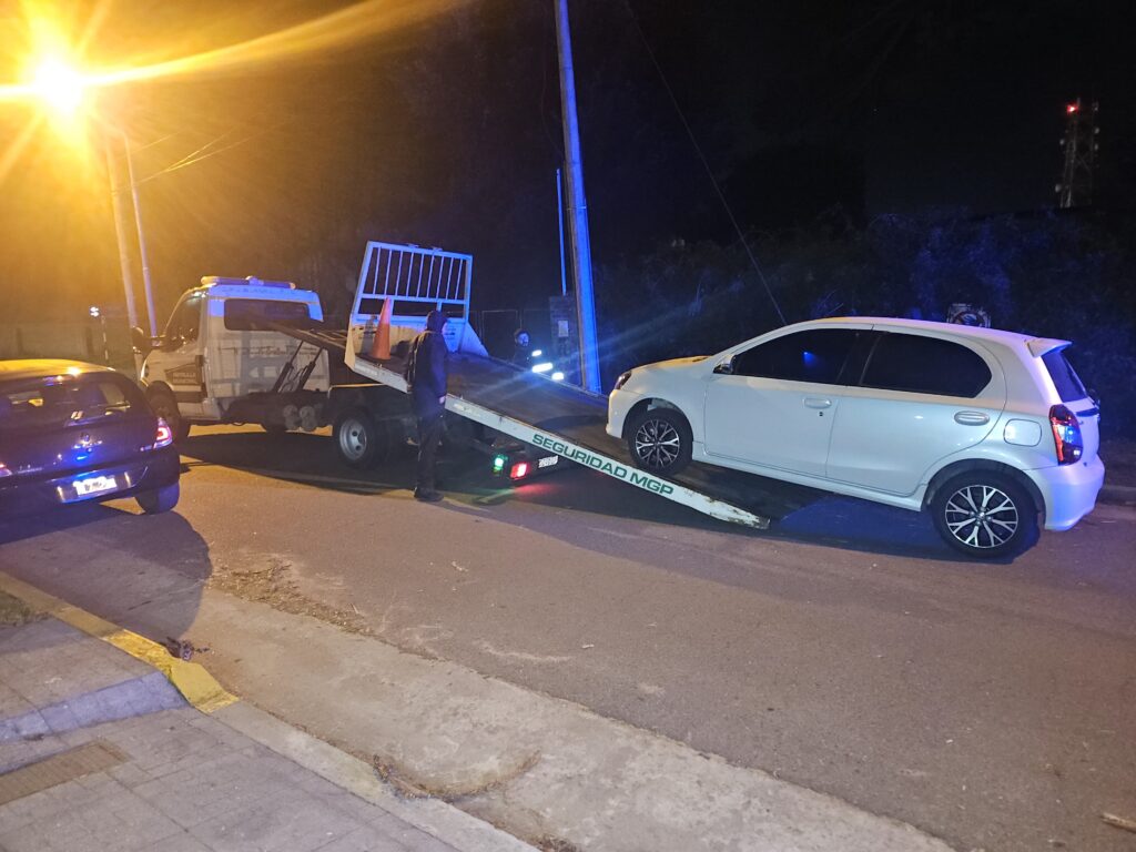 Borracho sin papeles pasó un semáforo en rojo encarando un patrullero