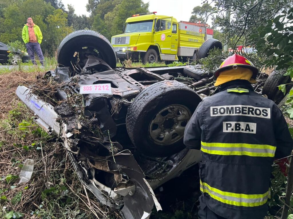 Murió un hombre tras volcar con su camioneta