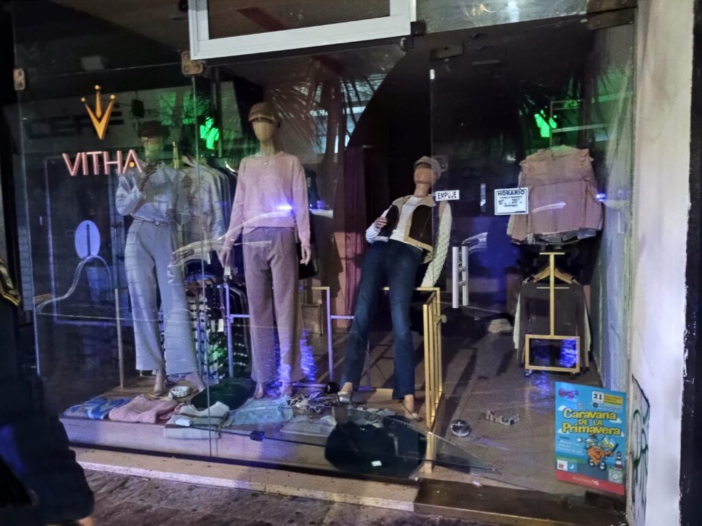 Rompieron la vidriera de un comercio para robar tres camperas y un tapado: aprehendidos