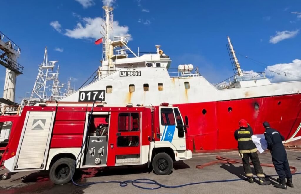 Bomberos de Prefectura sofocan incendio en un barco y peritan para determinar el origen del foco ígneo
