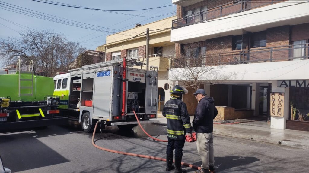 Momentos de máxima tensión tras el incendio de un departamento: una mujer herida y autoevacuados