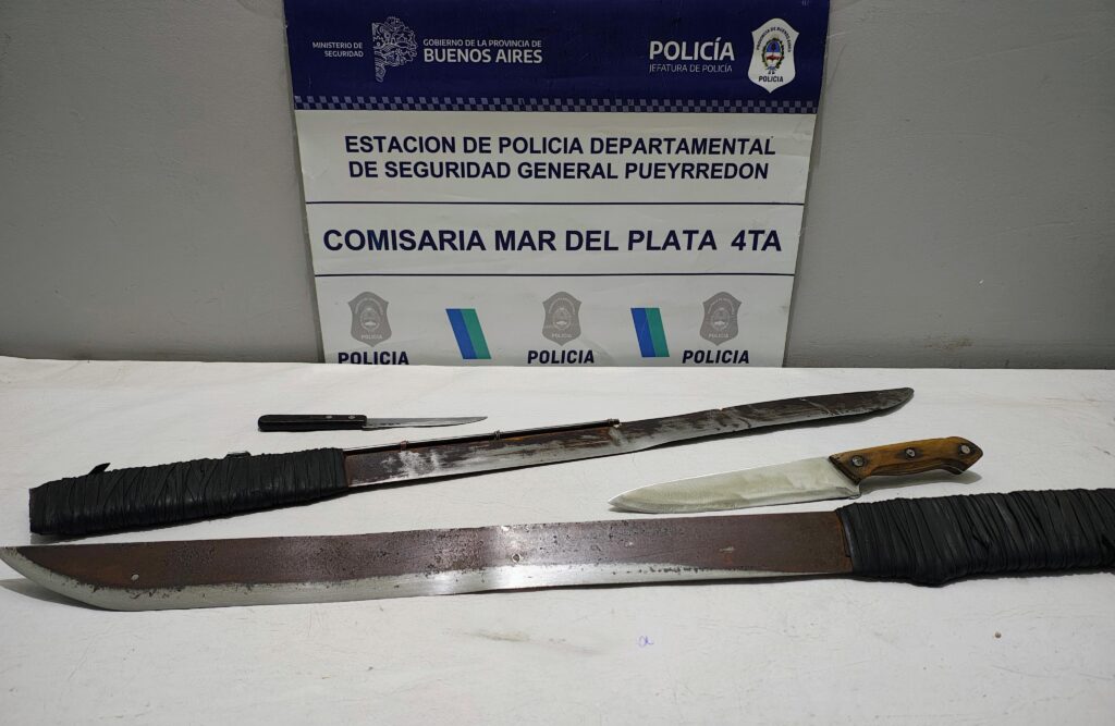 Tierra de nadie: caminaba por la calle con dos machetes y dos cuchillos