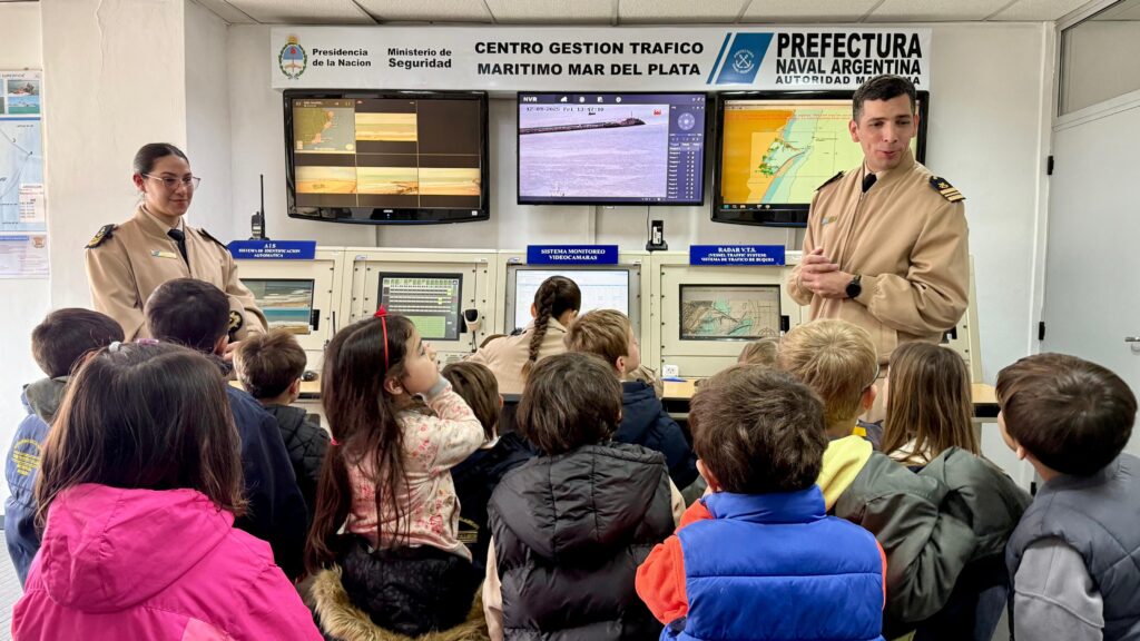 Prefectura Mar del Plata recibió la visita de casi un centenar de niños de primaria
