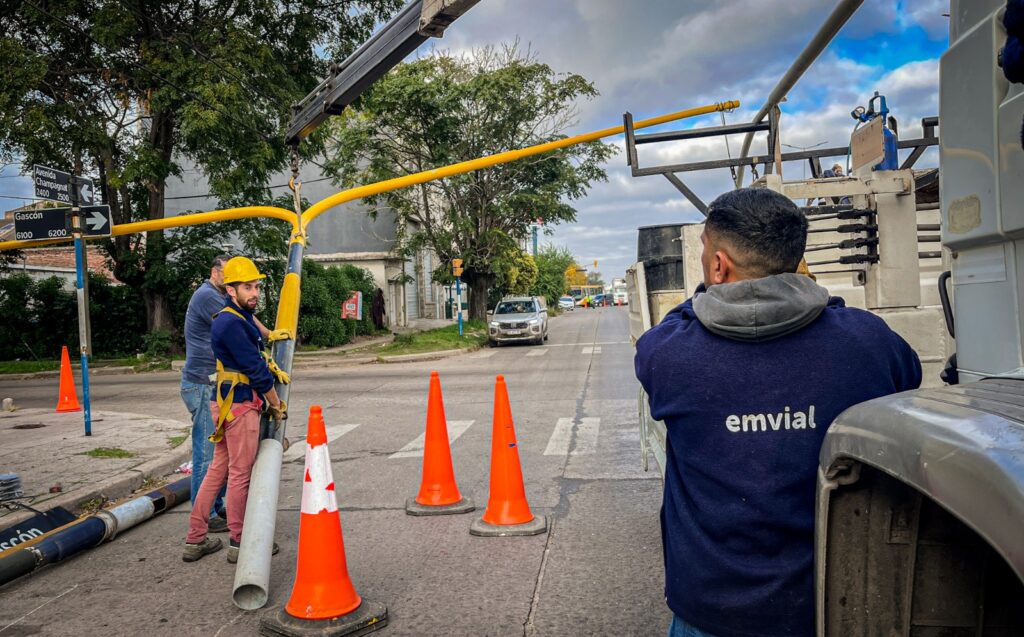Luego de un viejo reclamo de los vecinos instalaron un nuevo semáforo en la avenida Constitución