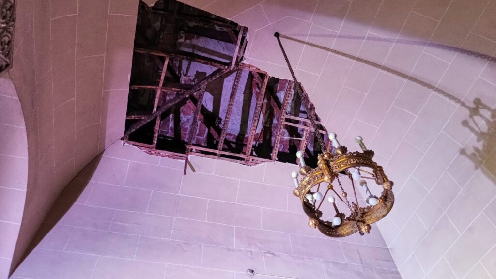 Video: por la falta de mantenimiento se cayó parte del techo de la capilla del Unzué