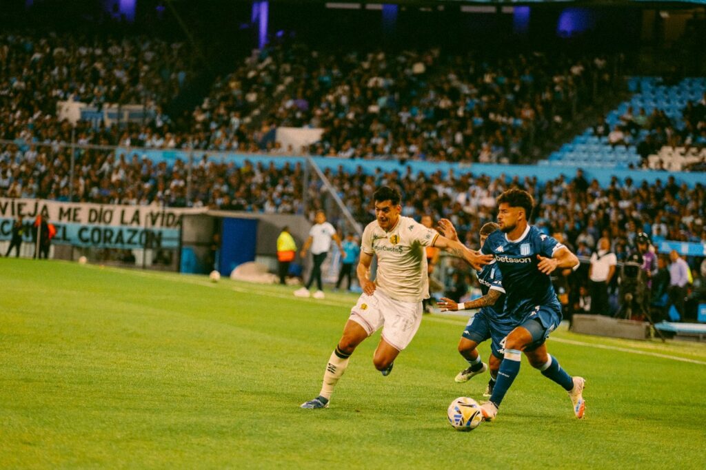 Aldosivi no pudo con Racing y complica su situación a falta de tres partidos