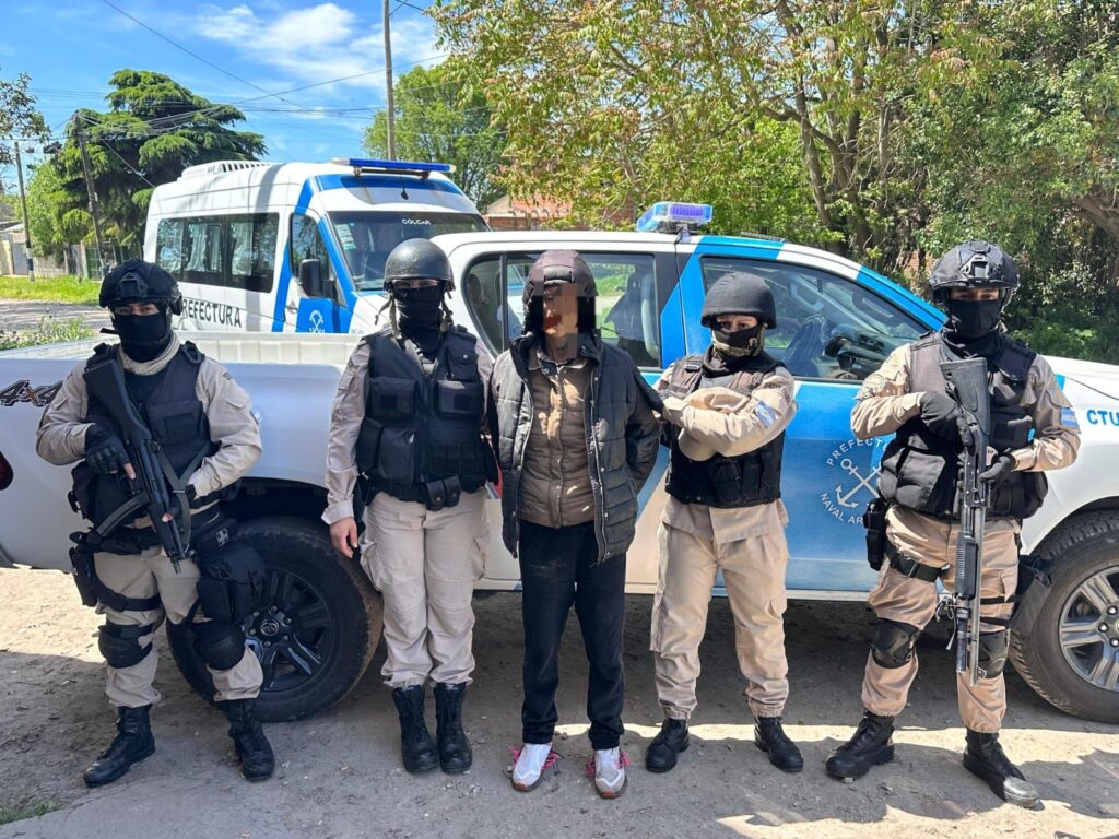 Video: allanamiento, una mujer detenida y más de un millón de pesos en estupefacientes secuestrados