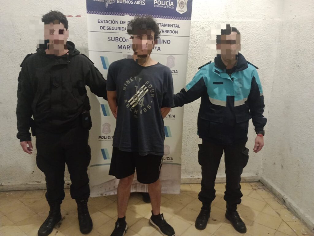 Inició una pelea, pateó dos motos y terminó aprehendido